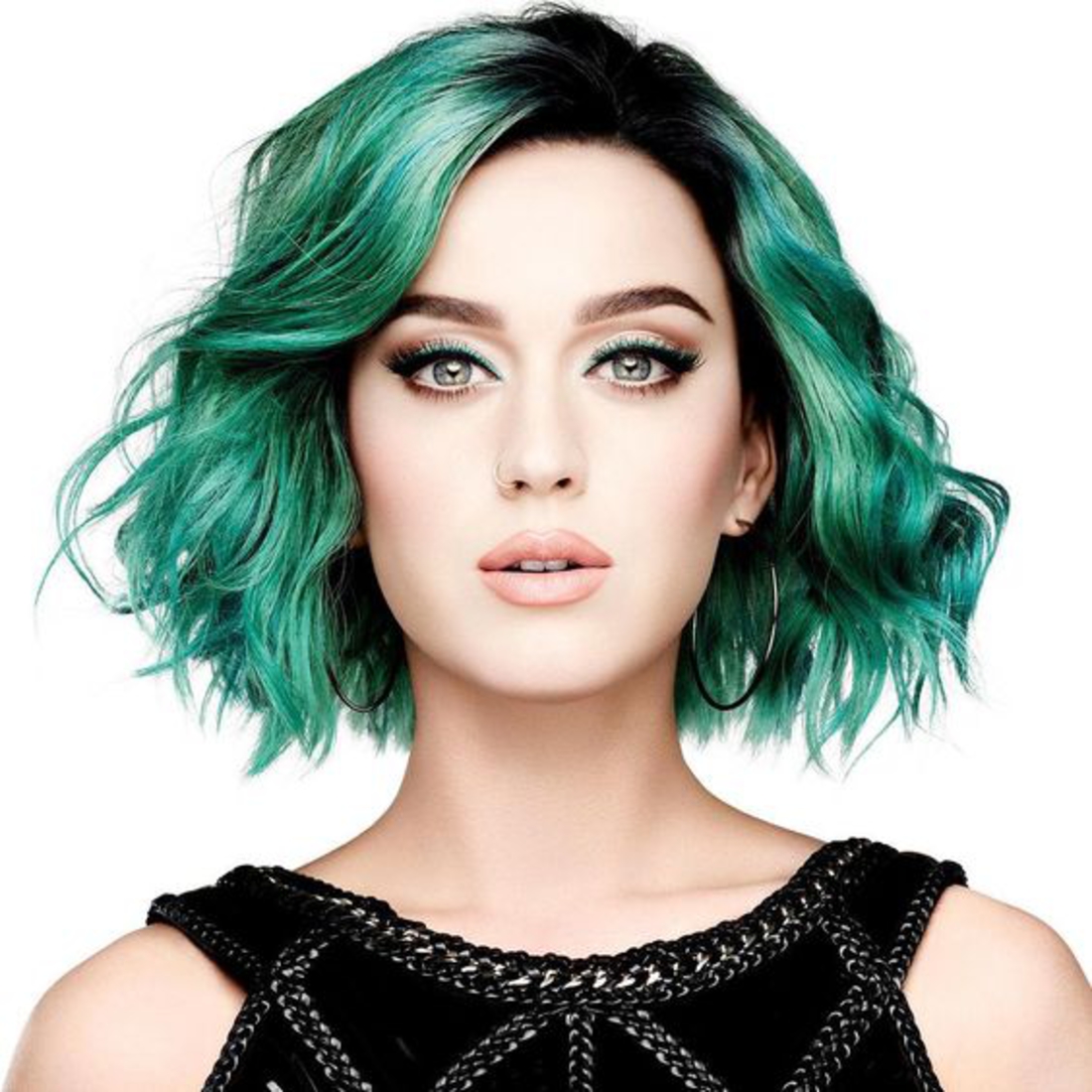 katy perry, carré flou vert, robe noire, effet coiffé décoiffé, look extravagante, modele coupe de cheveux boheme