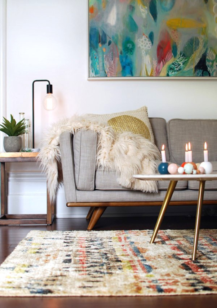 un salon rétro d'esprit scandinave, tapis décoratif aux nuances de la couleur ocre