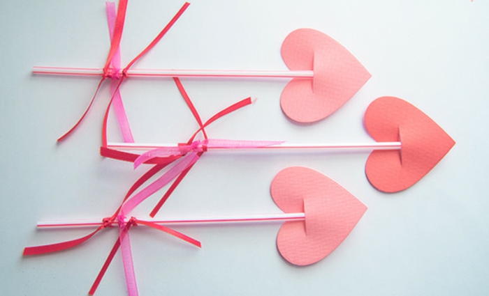 les flèches de cupidon en pailles et coeurs en papier rose, activité manuelle maternelle primaire pour la fête de saint valentin