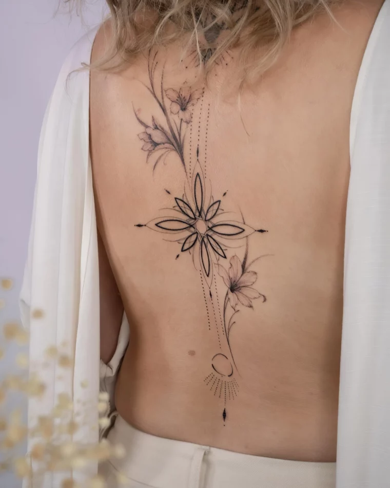 les plus beau tatouage femme sur dos dessin fleurs petales dots