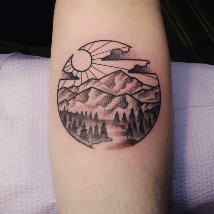 les plus beaux tatouage, forêts, montagnes et paysages, chemin qui passe par la montagne