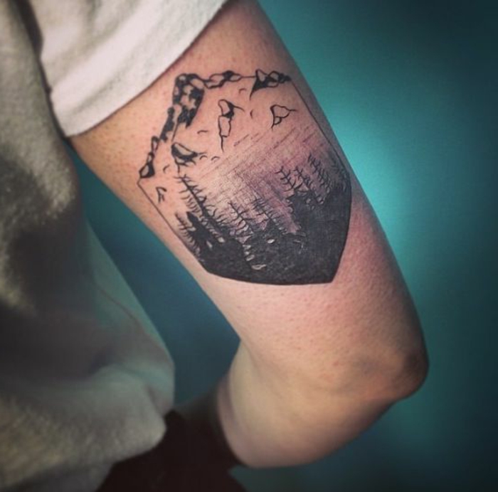 les plus beaux tatouage, paysage tatoué au bras, tatouage stylé et inspirant pour homme
