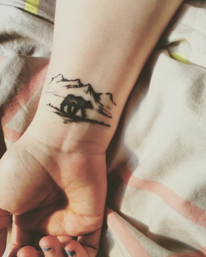 les plus beaux tatouage, ourson solitaire qui marche dans la montagnen tatouage poignet femme