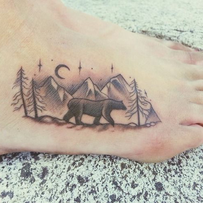 les plus beaux tatouage, ours solitaire qui erre dans la montagne, tatouage nuit au-dessus de la montagne