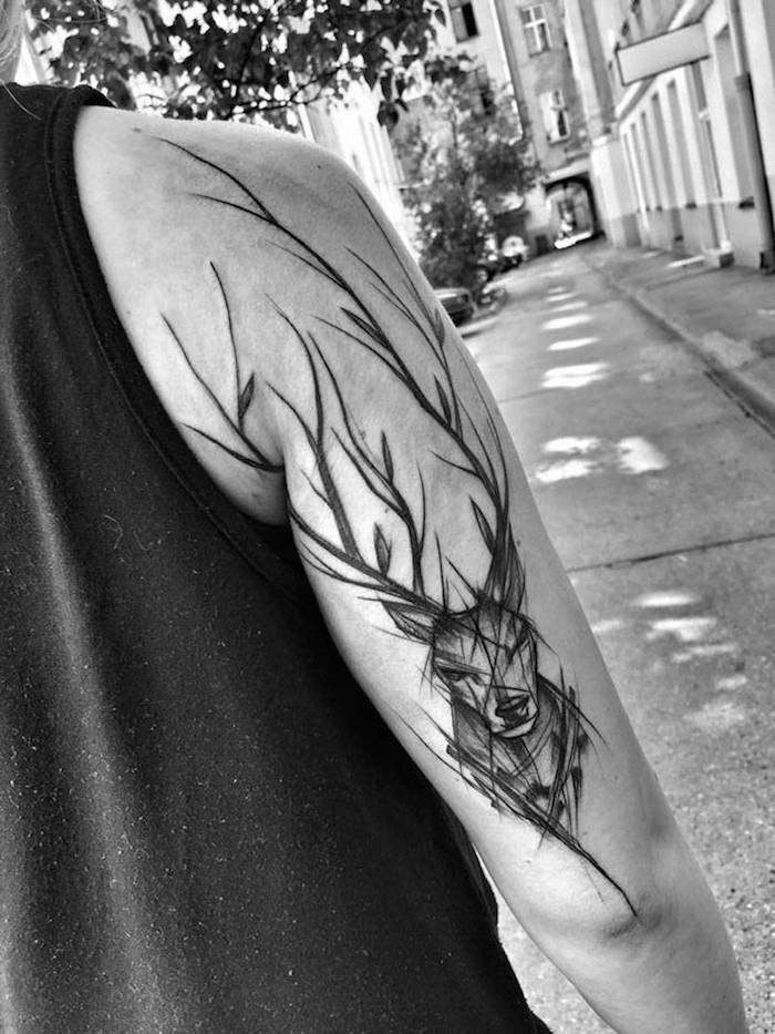 tatouage bras homme, homme dans la rue, promenade, idée design tattoo, tatouage homme, dessin cerf