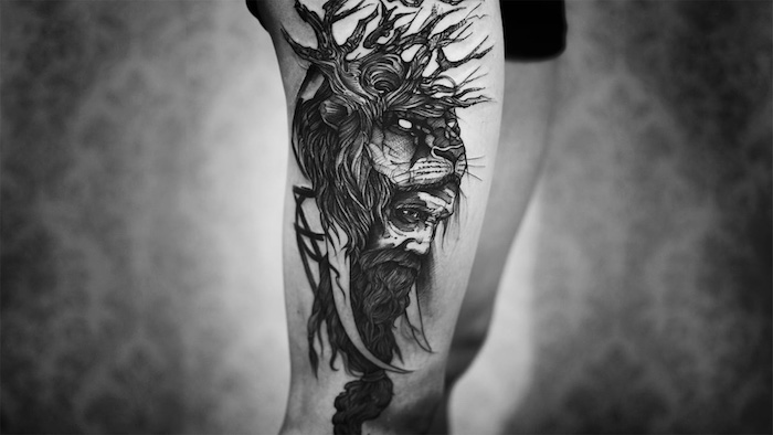 tatouage homme, homme incarnation lion, majesté, force, tatouage sur les jambes