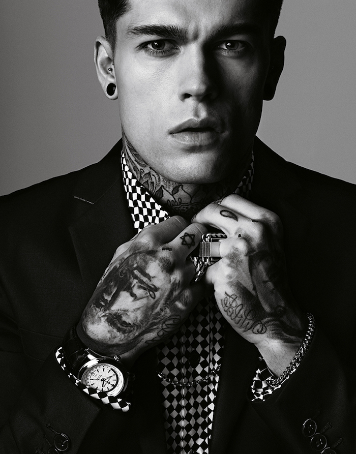 tatouage homme, chemise blanc et noir homme, blazer noir, montre homme, bracelet en argent, tatouages sur les mains et les doigts