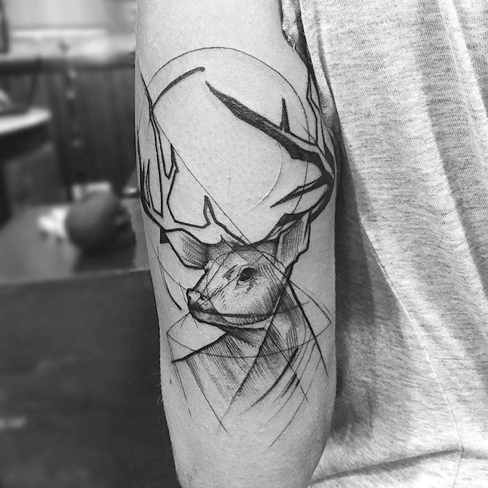 tatouage bras homme, tattoo à motifs animaux, tête de cerf, symbole, tatouage homme idée