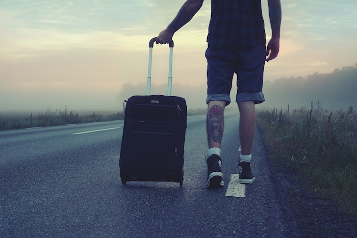 tatouage homme, voyager en autostop, route, arbres, temps nuageux, shorts homme, tatouage sur les jambes
