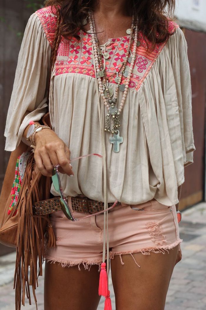 style bohème, sac à main en cuir marron, collier en perles de bois rose pastel, ceinture en pailettes