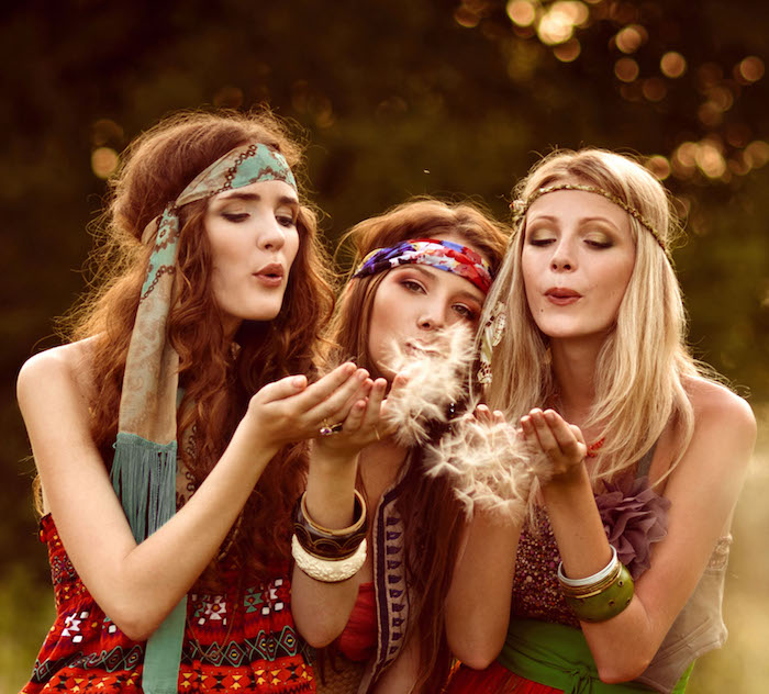 deguisement femme hippie, amitié entre femmes hippie, accessoires cheveux, bracelets ethniques, bandeau cheveux multicolore