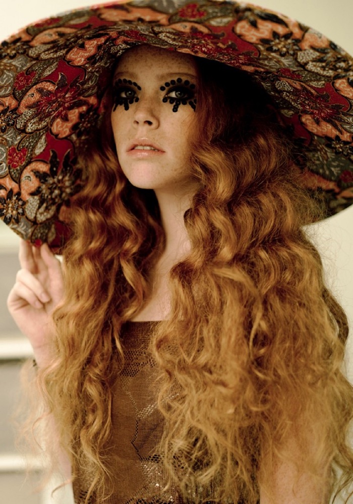 deguisement femme hippie, chapeau à motifs floraux, cheveux coloration cuivre, dessin noir sur les yeux