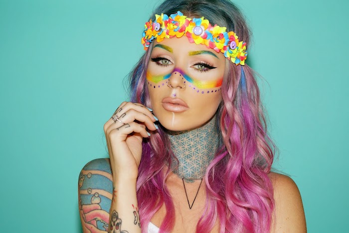 deguisement femme hippie, mèches bleues, tatouage sur l'épaule femme, fard à paupières rose, couronne multicolore