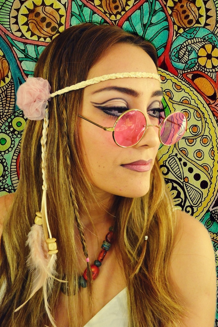 deguisement femme hippie, cheveux balayage, bandeau tête, crayon pour lèvres, collier en rouge et bleu, robe blanche