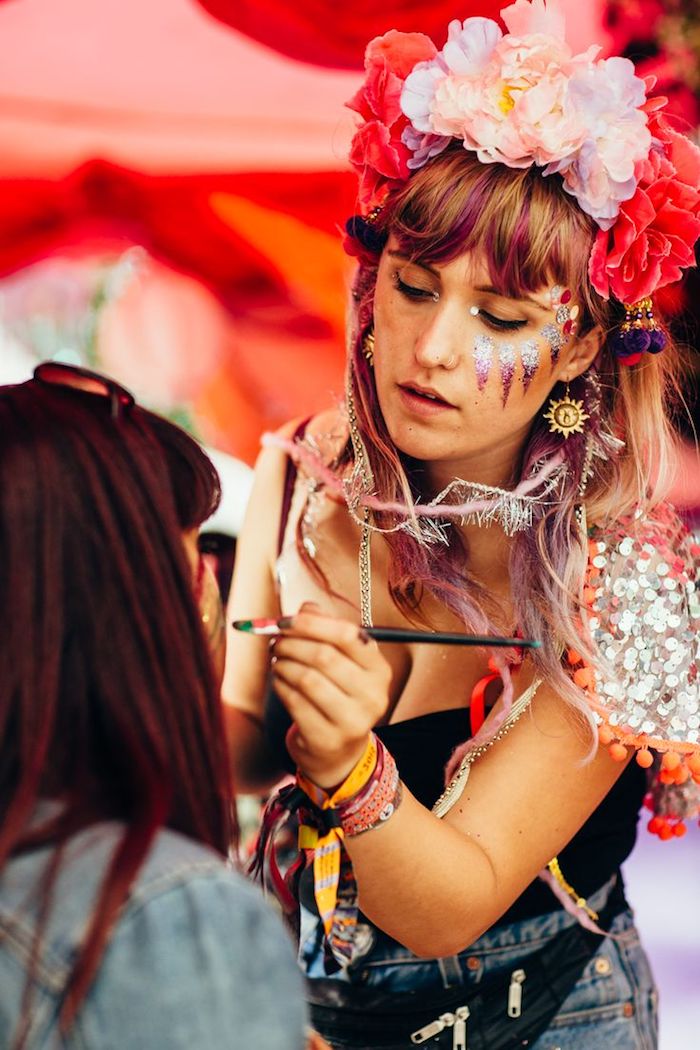 deguisement femme hippie, pinceau visage, boucles d'oreilles motifs soleil, bijoux ethnique, maquillage carnaval