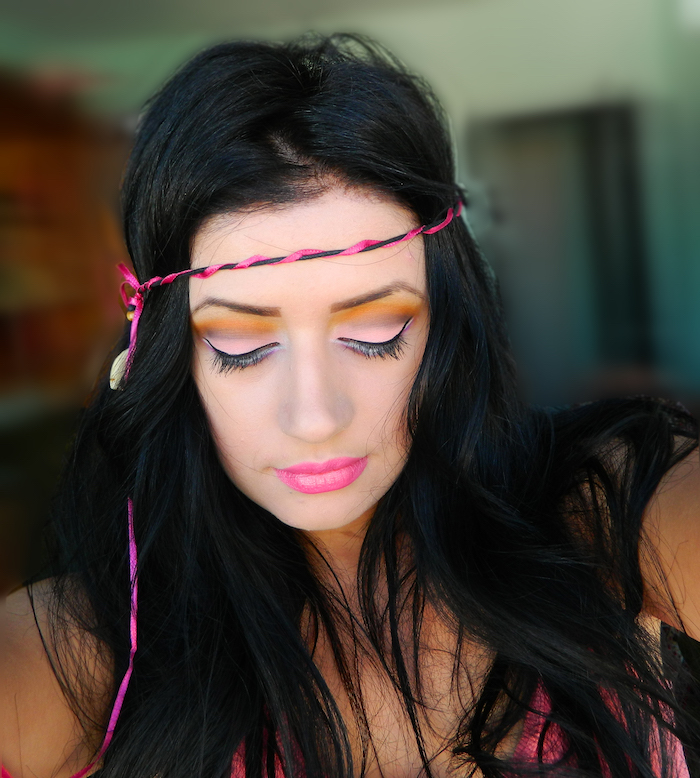 deguisement femme hippie, coloration noire, bandeau tête, lèvres rose, maquillage carnaval