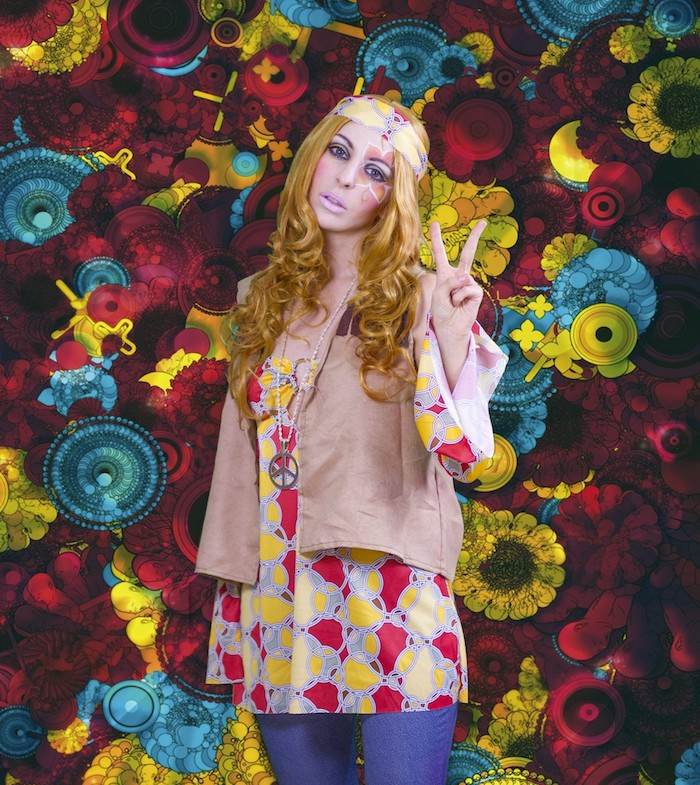 deguisement femme hippie, fond multicolore, bandeau tête, boucles cuivrés, collier hippie