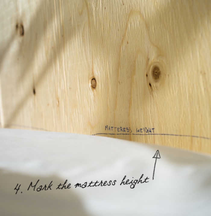 faire une tete de lit, marquer la hauteur du matelas pour savoir comment disposer les planches de bois, diy deco chambre