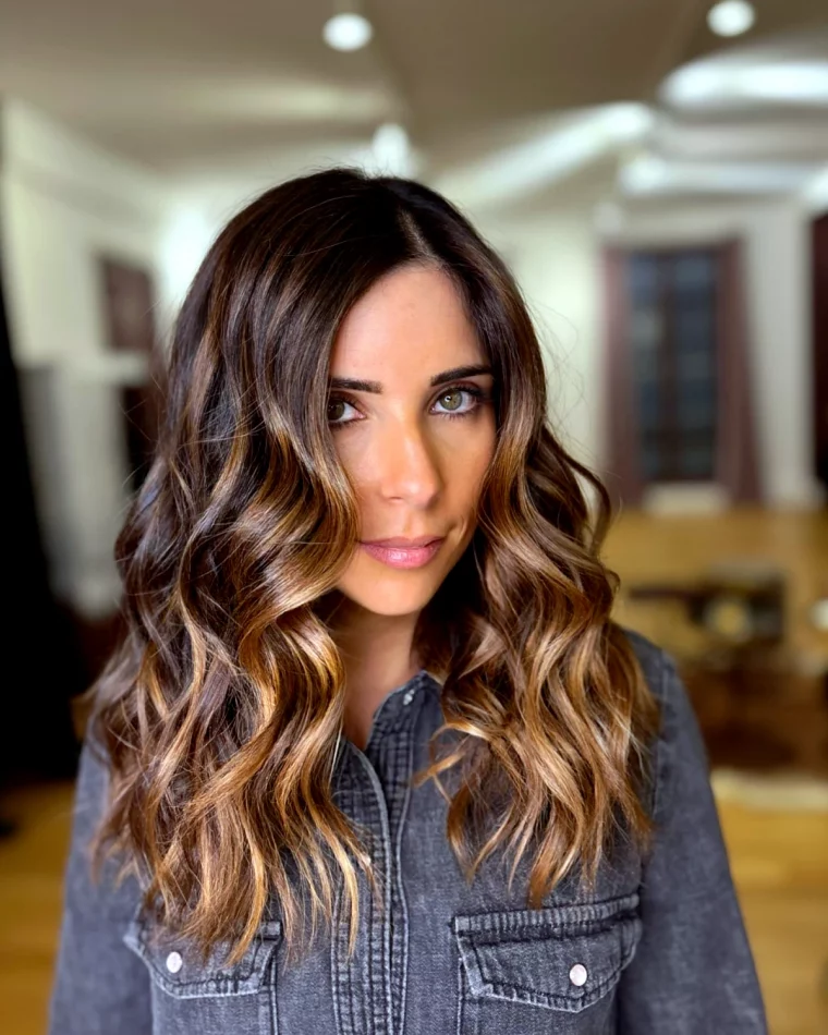 meches caramel sur cheveux fonces femme chemise en jean cheveux longs
