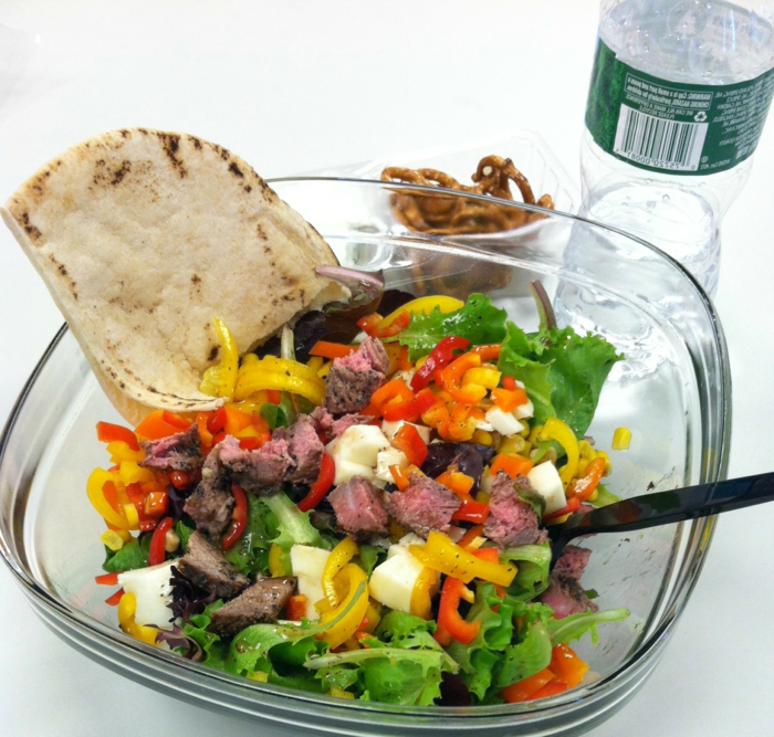alimentation équilibrée, bouteille d'eau, pâte, salade saine, légumes, carottes, poivron rouge, recette équilibrée