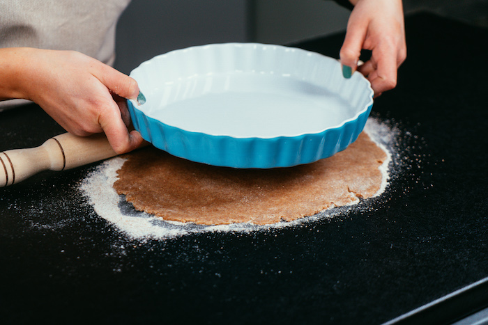 recette saine, mesurer la plaque pour couper la pâte à sa taille, idée recette diététique pour faire gateaud de pomme