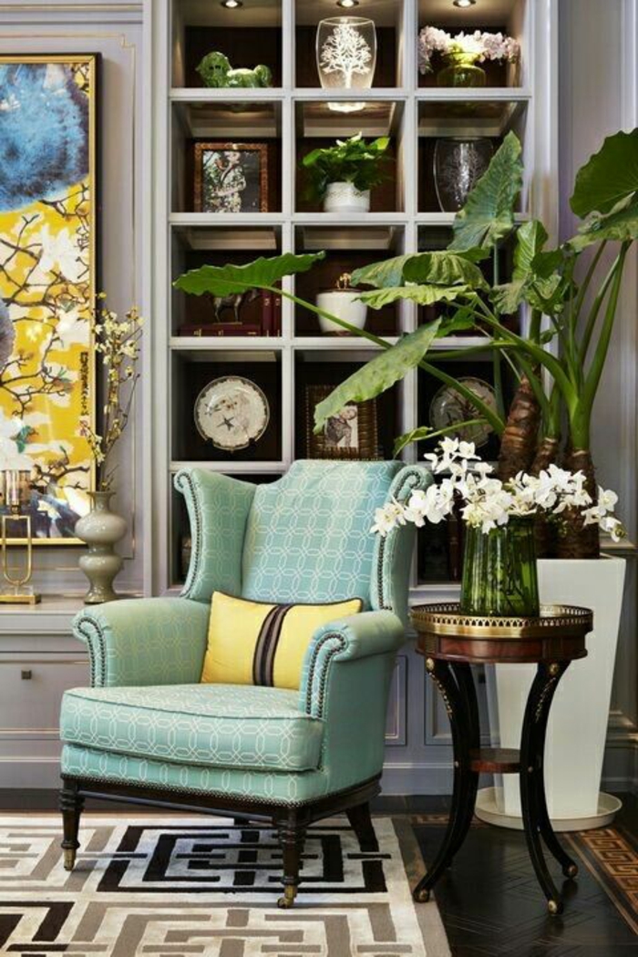 meuble baroque en vert pistache avec un coussin jaune aux rayures marron et tableau dans les memes nuances 