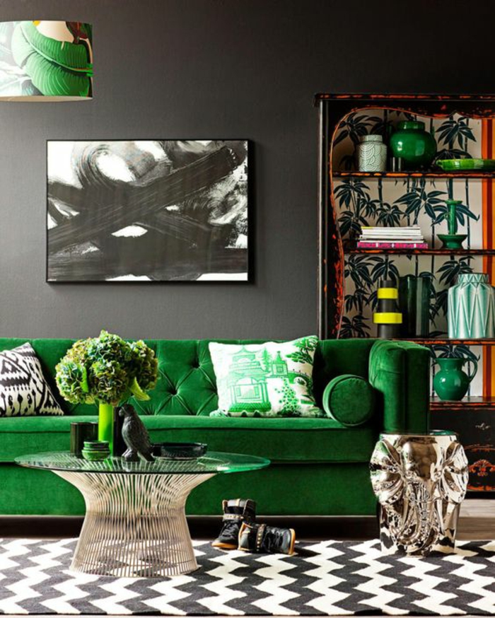 meuble style baroque canapé vert avec des coussins aux motifs différents et un mixe de couleurs