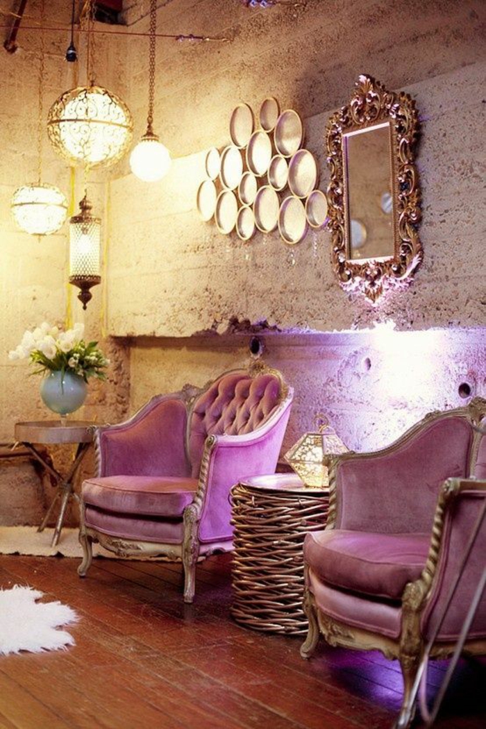 meuble style baroque en rose pimpant avec des luminaires ronds et plusieurs miroirs de forme diverse