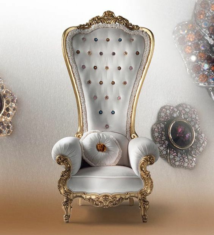 baroque meuble fauteuil au dossier très haut avec des accoudoirs en velours blanc
