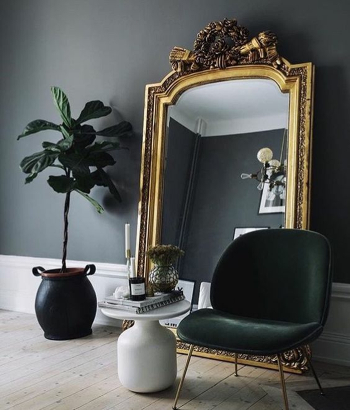 baroque mobilier miroir énorme pour voir la pièce entière avec fauteuil noir sans accoudoirs et pot de plante en noir