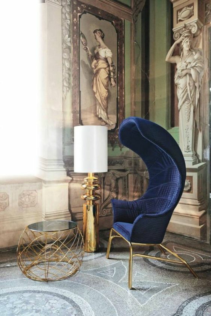 meubles baroque en bleu indigo en forme de coque avec table ronde en métal et verre trempé noir