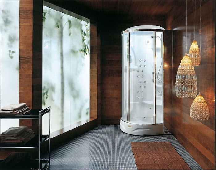 decoration salle de bain, grandes fenêtres mat, dallage gris, tapis marron, suspension luminaires oriental