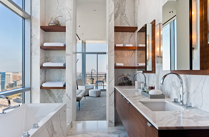 salle de bain moderne, grande fenêtre, baignoire en marbre, meubles sous vasque en bois, idee salle de bain