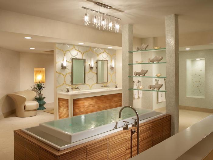 salle de bain moderne, suspension luminaire en cristaux, plafond blanc, baignoire, meubles en bois