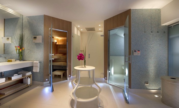 salle de bain design, murs beige et bleus, cabine de douche en mosaïque bleu, plafond blanc, carrelage sol beige