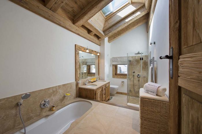 decoration salle de bain, dallage beige, cadre miroir en bois, murs blancs, fenêtre de plafond