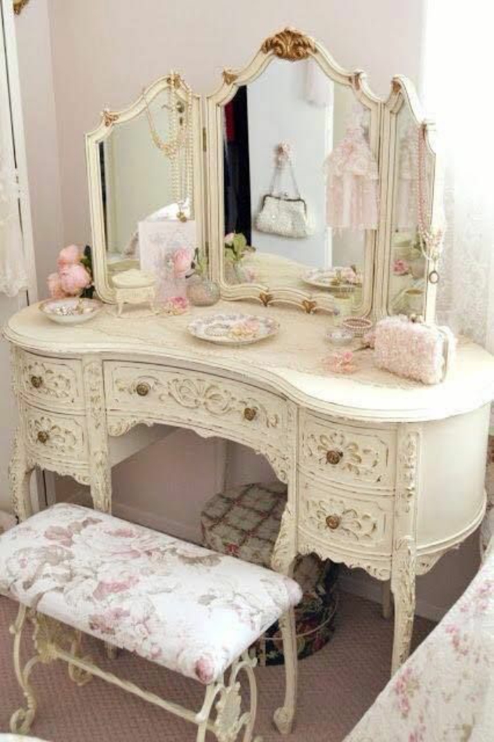 meubles baroque coiffeuse blanche avec un grand miroir aux volets avec tabouret tapissé en blanc et roses de jardin