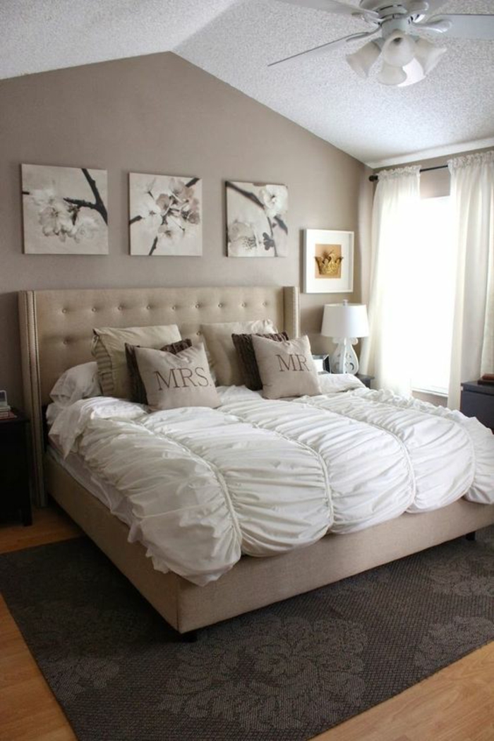 meubles baroque grand lit avec ciouverture blanche drapée et trois panneaux décoratifs au dessus du lit