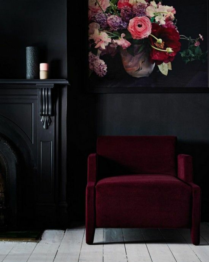 meuble baroc fauteuil en vermeil avec des accoudoirs en tissu tableau avec des fleurs au dessus
