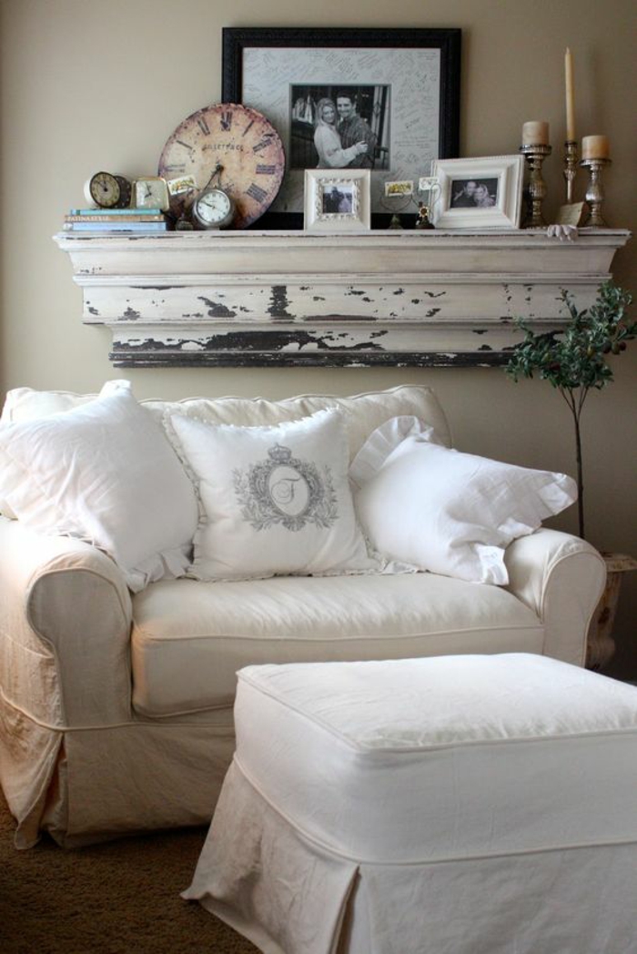 meuble baroc grand fauteuil confortable et tabouret blancs ambiance shabby chic