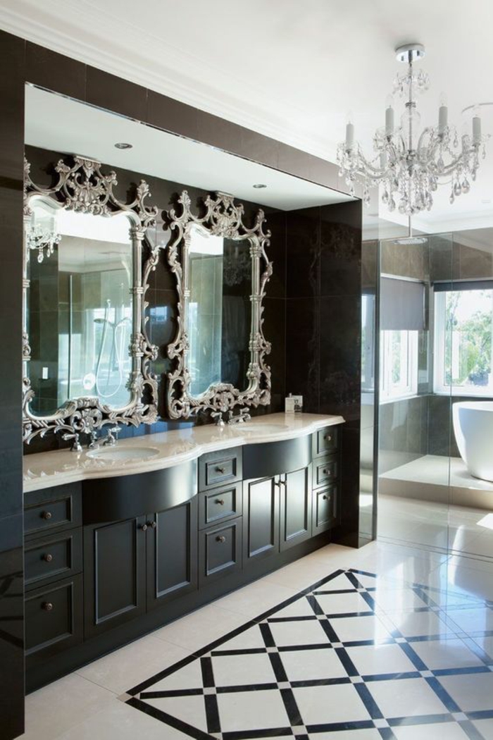 baroque meuble poura la salle de bains avec des miroirs au cadre argenté avec lustre à pampilles en crystal