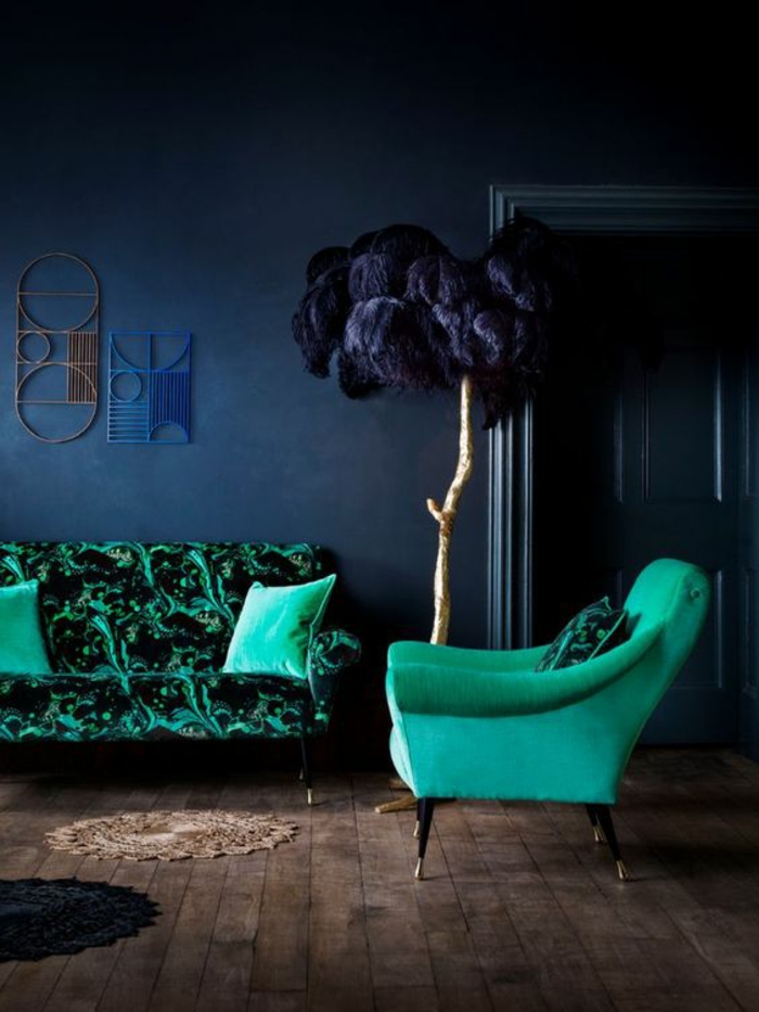 meuble style baroque canapé avec des fauteuils verts dans un intérieur aux murs bleu océan