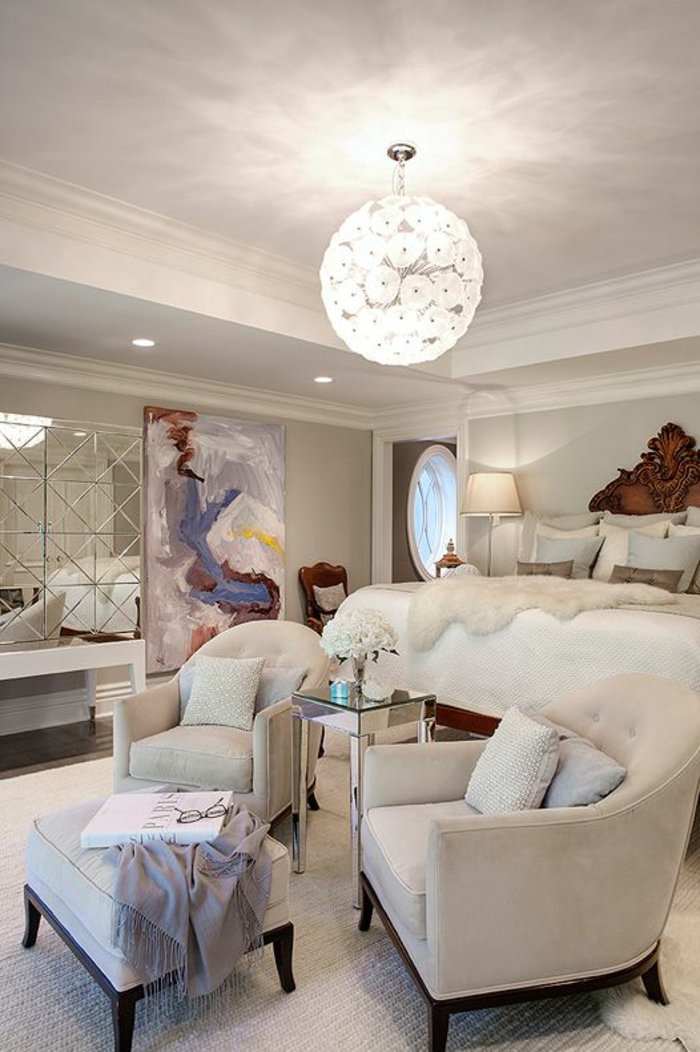 meuble style baroque couleur crème avec lampadaire rond aux motifs fleurs