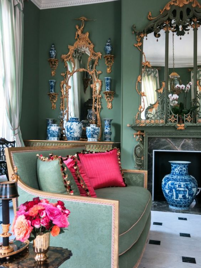 meuble style baroque canapé vert pistache aux accoudoirs et au dossier dorés