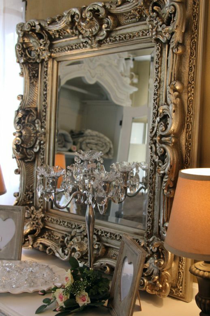 buffet baroque miroir aux ornements riches rococò chandelier avec des gouttelettes de crystal