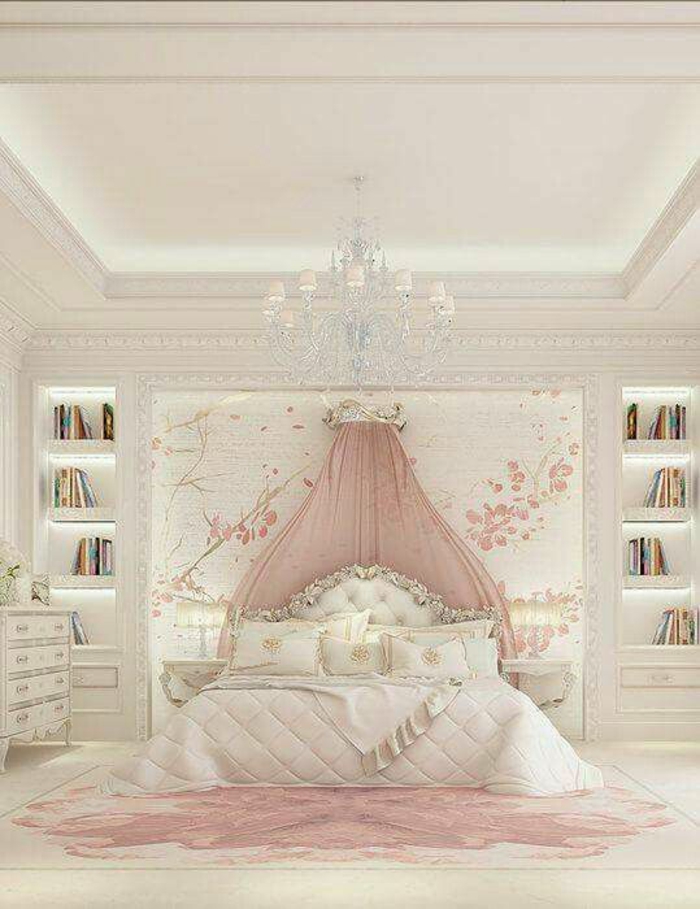 baroque meuble lit sur fond de mur blanc avec des cerisiers en rose