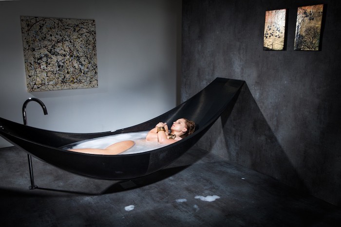 salle de bain moderne, peinture abstraite, baignoire sous la forme de hamac, murs noirs