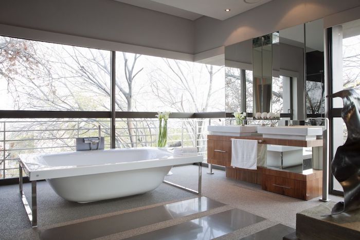 decoration salle de bain, vue sur la terrasse, porte-serviette, miroir rectangulaire, idee salle de bain