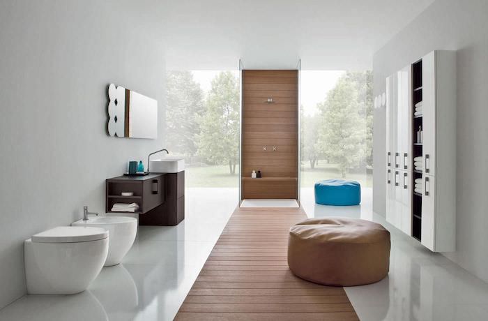 salle de bain moderne, cuvette wc blanche, pouf bleu, garde-robe blanche, plafond blanc