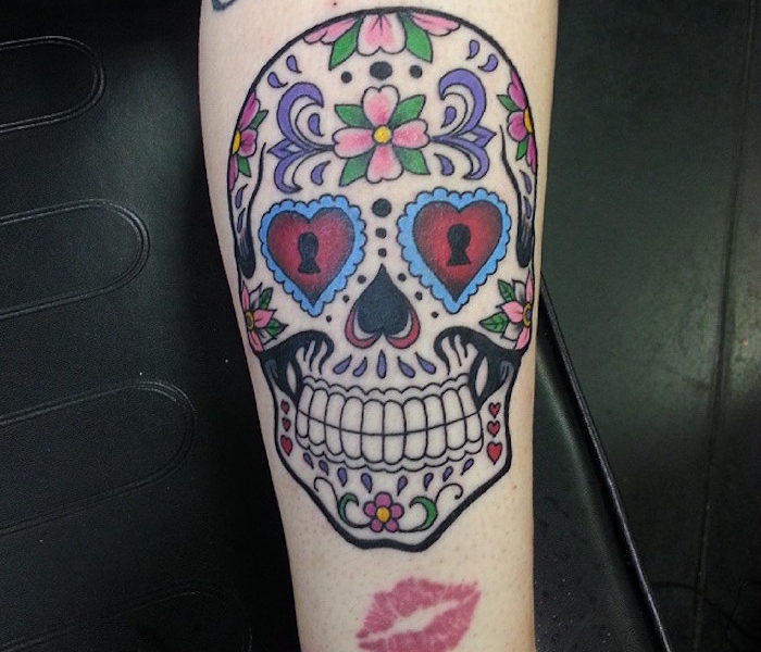 tatouage tete de mort mexicaine femme couleurs avant bras crane mexique